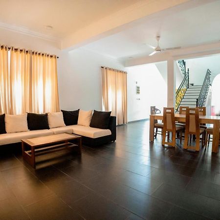 Lankahuts Villa Negombo Buitenkant foto