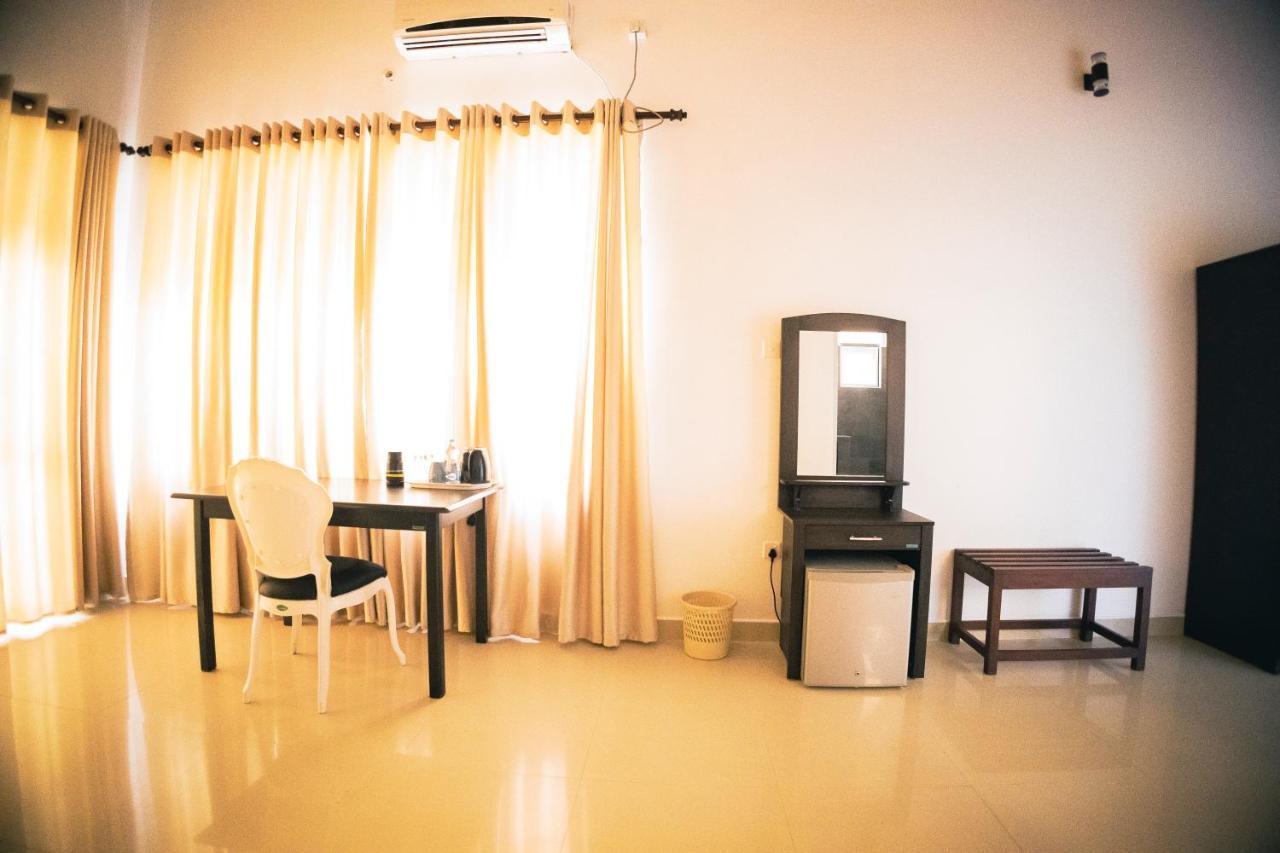Lankahuts Villa Negombo Buitenkant foto