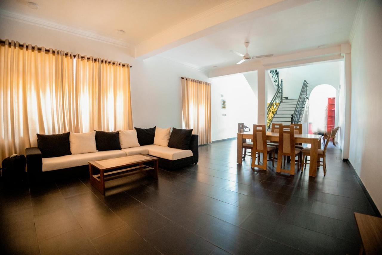 Lankahuts Villa Negombo Buitenkant foto