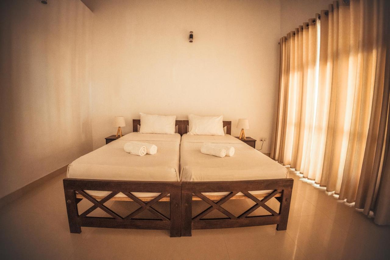 Lankahuts Villa Negombo Buitenkant foto