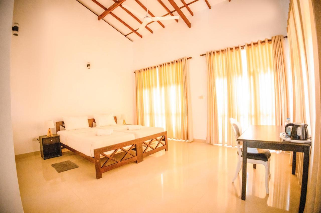 Lankahuts Villa Negombo Buitenkant foto
